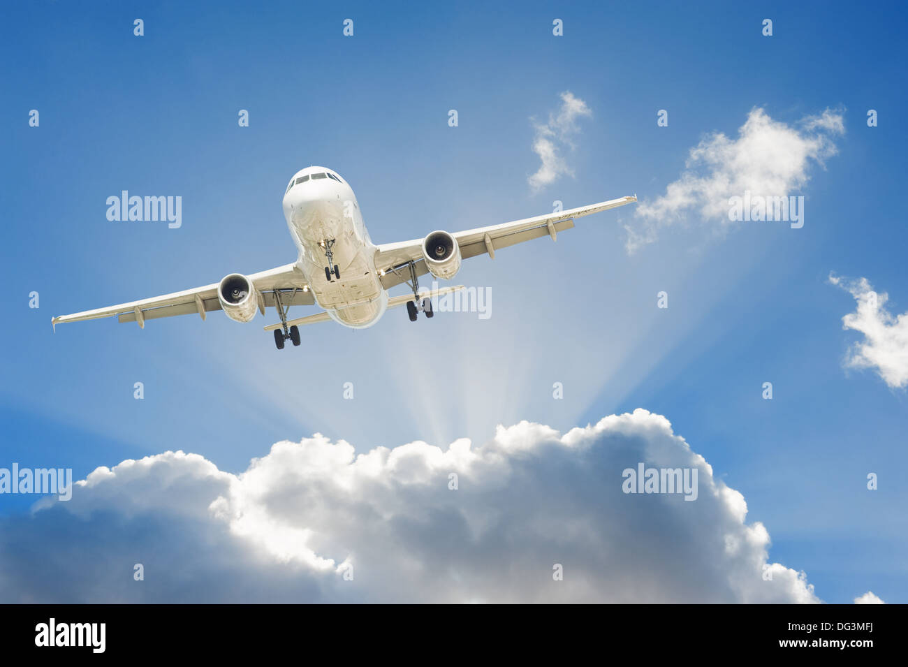 Großen Passagierflugzeug in den blauen Himmel fliegen Stockfoto