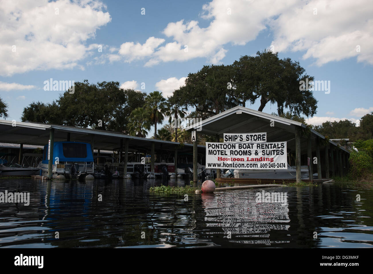 Eine Szene aus dem St.Johns-Fluss mit dem Boot in Central Florida USA zeigen Hontoon Landing Resort. Stockfoto