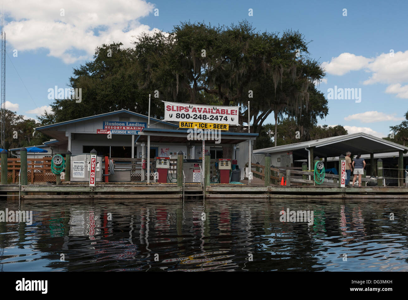 Eine Szene aus dem St.Johns-Fluss mit dem Boot in Central Florida USA zeigen Hontoon Landing Resort. Stockfoto