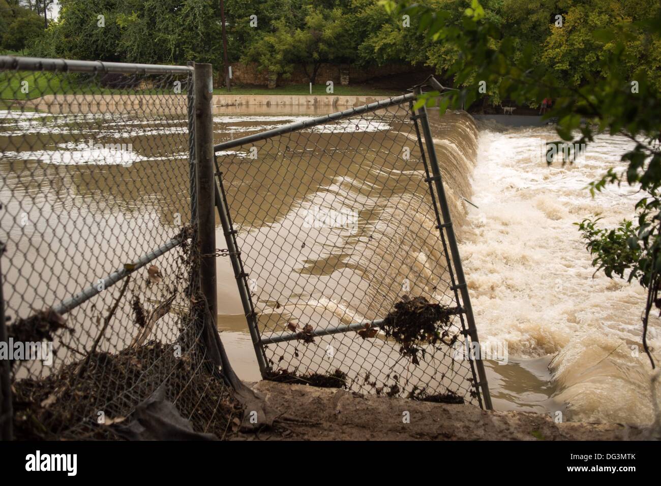 Austin, TX, USA. 13. Oktober 2013. Eine Overspill-Barriere ist frei gebrochen an Barton Springs Swimming Pool nach 12 Zoll Regen auf Barton Creek fallen. Der Pool befindet sich in der Nähe von Austin CIty Limits Festival, das auch aus schweren Regen fallen in Austin, Texas abgesagt wurde (Credit-Bild: © Sandy Carson/ZUMAPRESS.com) Credit: ZUMA Press, Inc./Alamy Live News Stockfoto