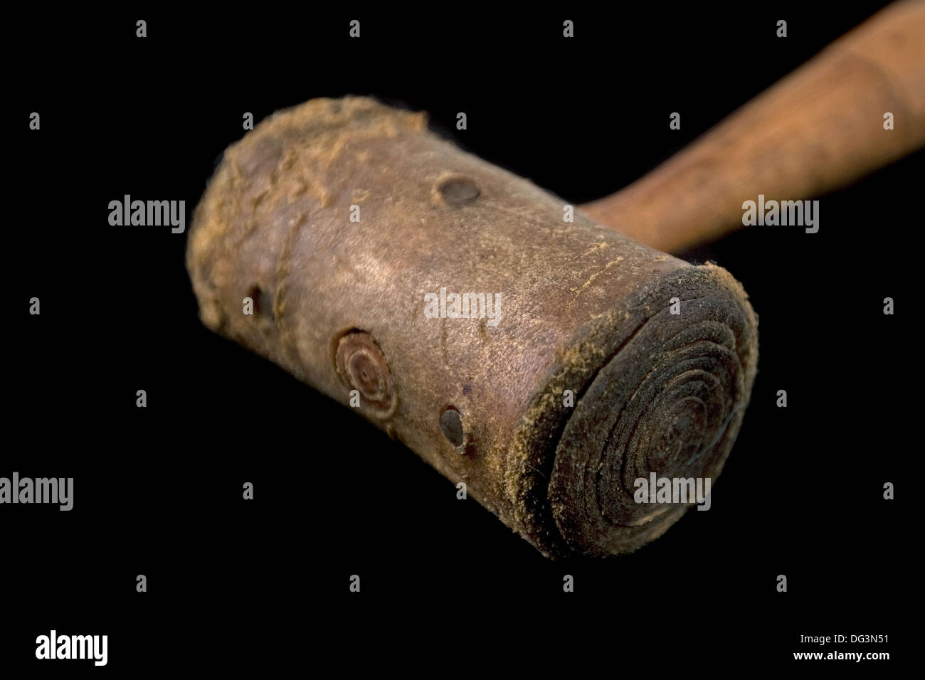 Vintage Rohhaut-Hammer auf schwarzem Hintergrund Stockfoto