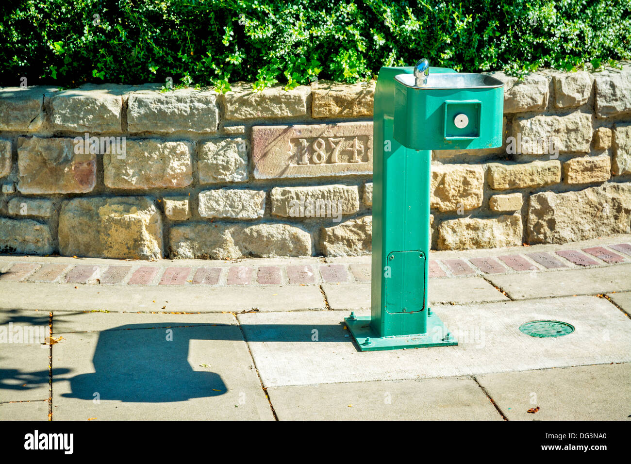 Heißen Sonnentag mit einem Springbrunnen im park Stockfoto