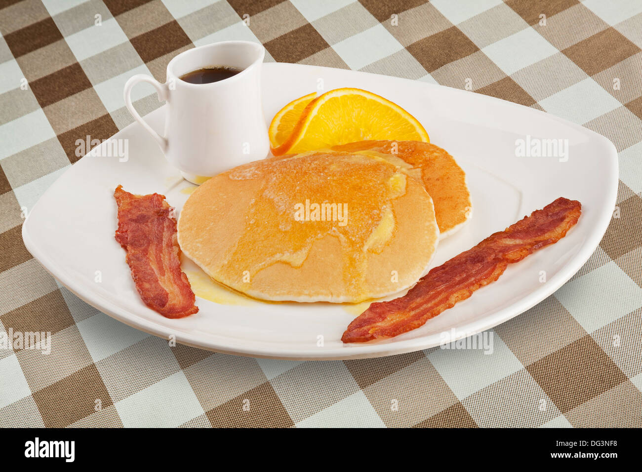 Ein Frühstück mit Pfannkuchen und Sirup und Speck Stockfoto