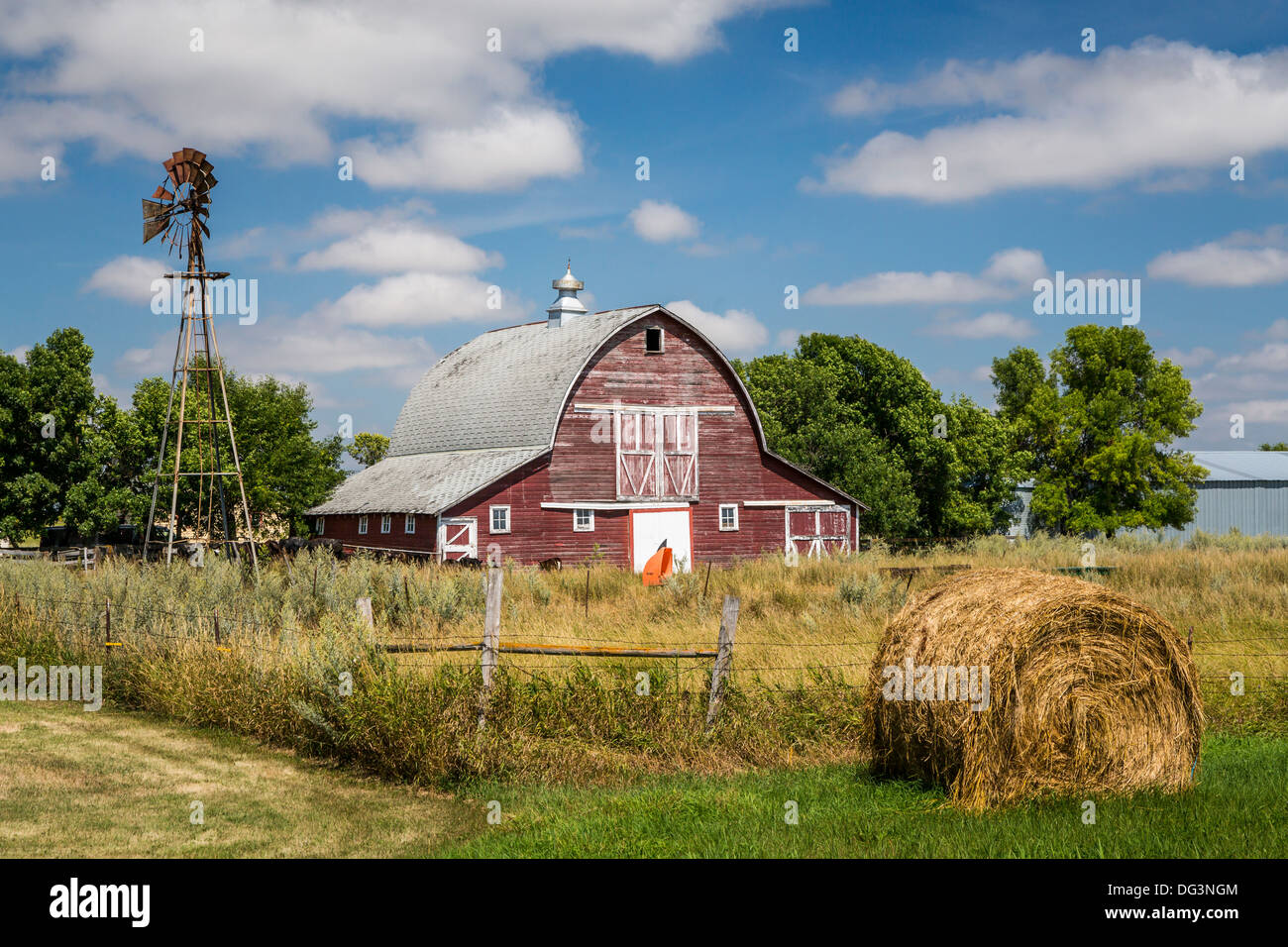 Eine rote Scheune und Windmühle in der Nähe von Zeeland, North Dakota, USA. Stockfoto