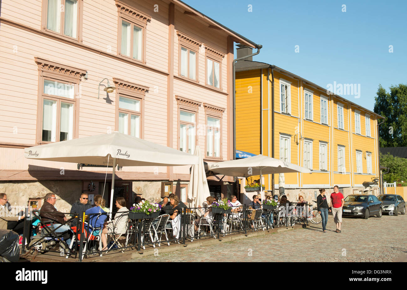 Sommer-Terrassen-Café in der alten Stadt Porvoo in Finnland Stockfoto