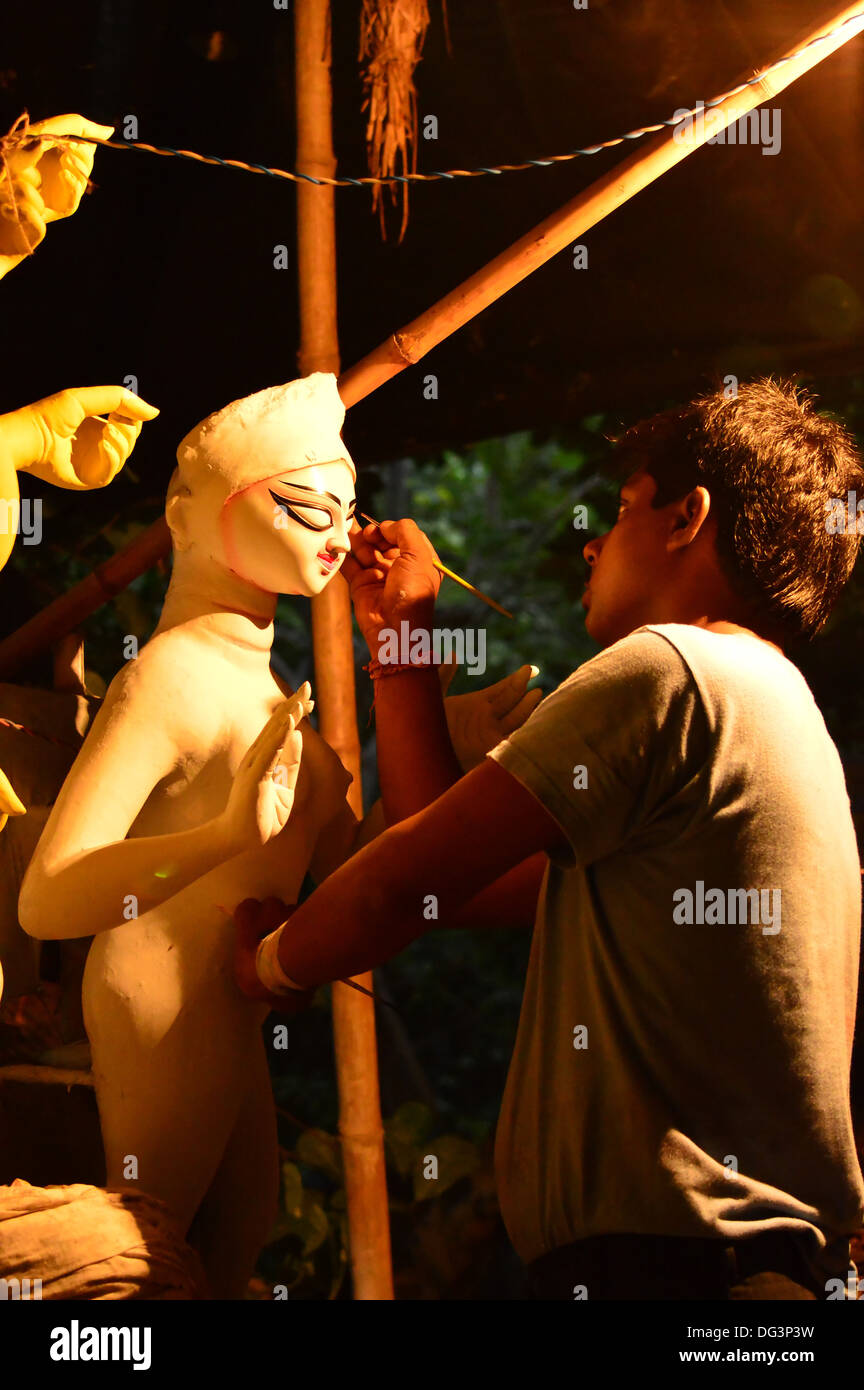 Idol, Malerei, Idol machen, Künstler, Maler, Pinsel, Auge malen, Augen, Durga Pooja, Maa Durga, Bengali, Mutter, Maa Stockfoto