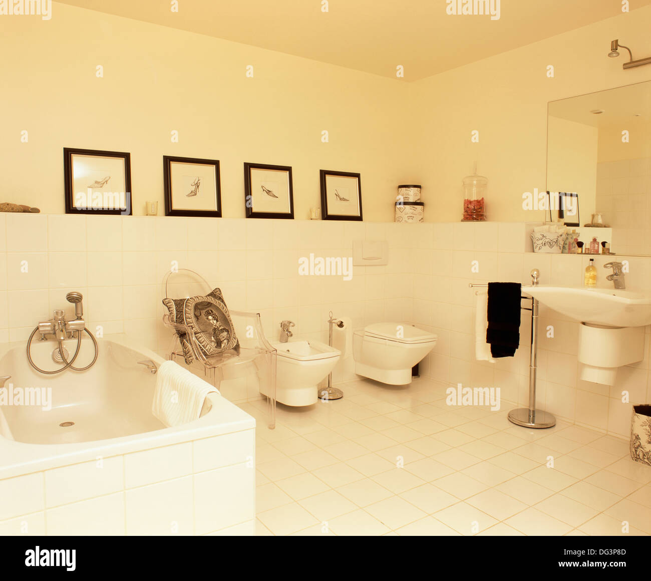 Französische Badezimmer mit weißen Fliesenboden und Bilder auf Regal über  Bidet und WC Stockfotografie - Alamy