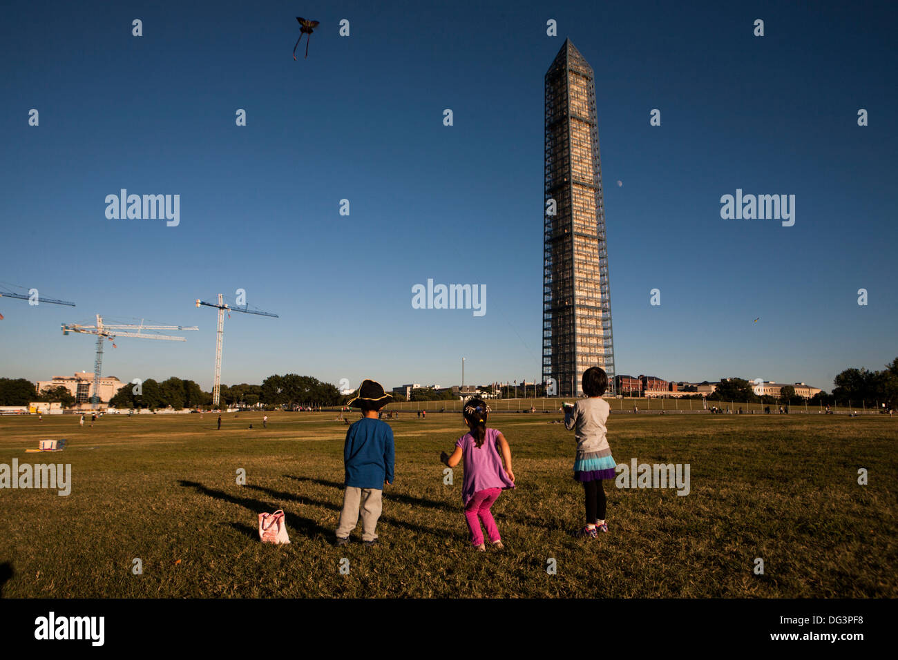 Kinder fliegen einen Drachen am Washington Monument in Washington, DC, USA. Stockfoto