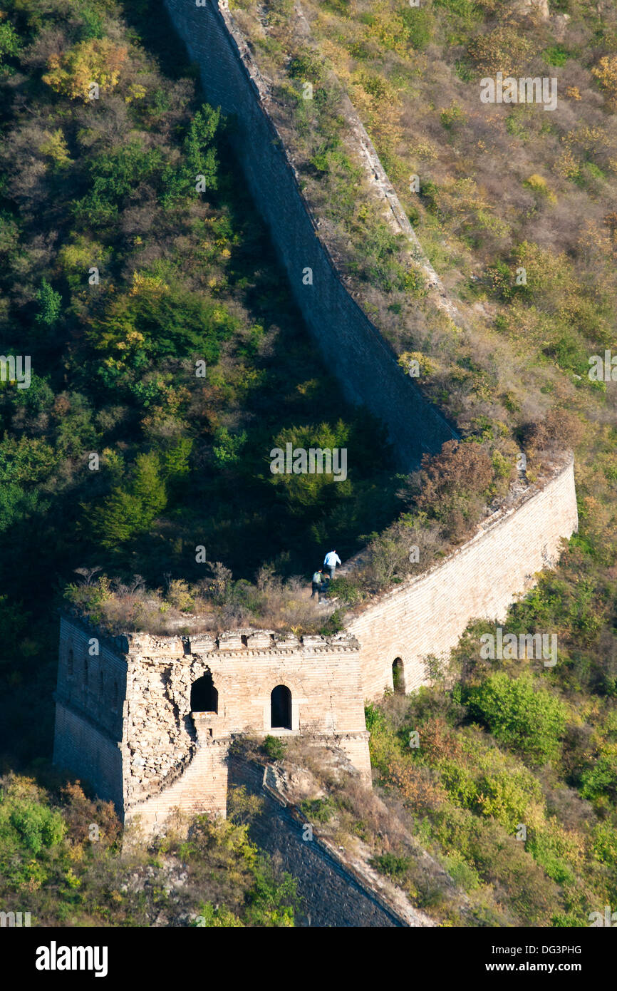 Wanderer auf einem wilden unrestaurierten Abschnitt der chinesischen Mauer bei Huanghua Cheng (gelbe Blume), Huairou, China Stockfoto