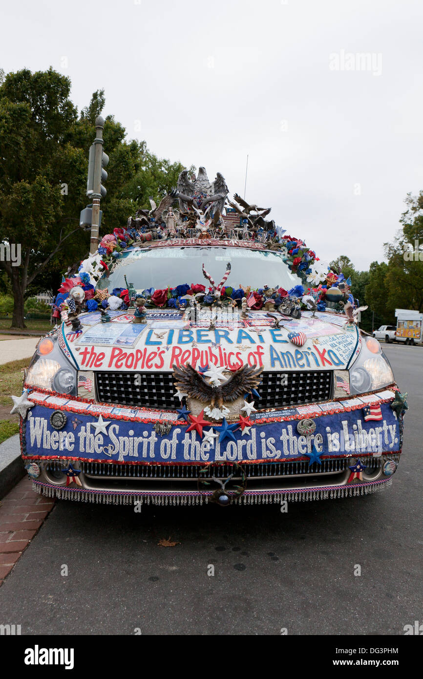 Linda Farleys Minivan mit politischen Ornamenten und Botschaften geschmückt - Washington, DC USA Stockfoto