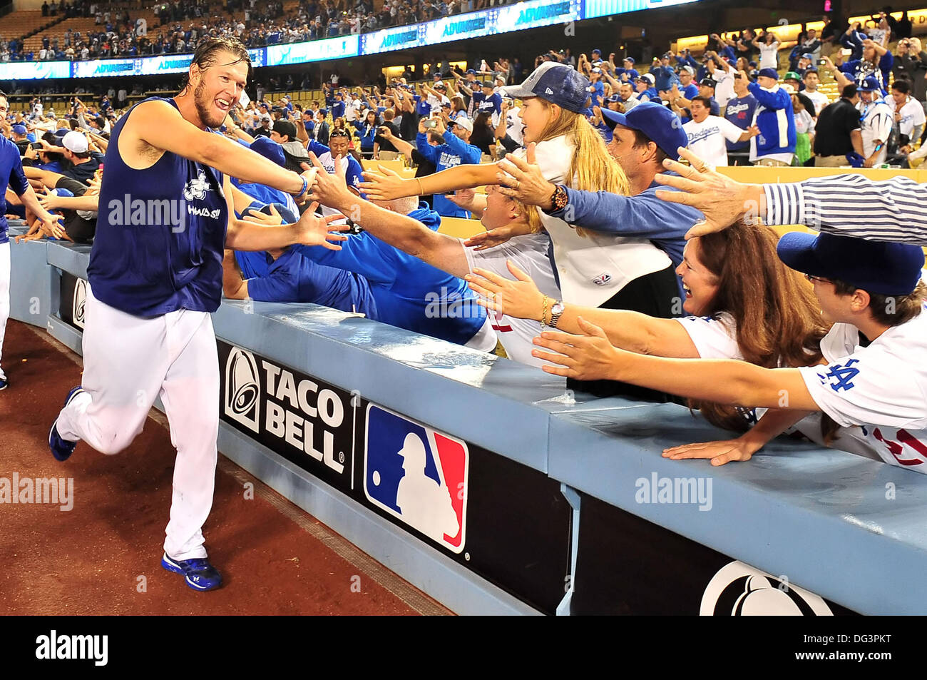 Los Angeles, CA, USA. 13. Oktober 2013. 7. Oktober 2013 Los Angeles, Kalifornien. Los Angeles Schwindler Krug Clayton Kershaw #22 ab nehmen auf das Feld mit Dodgers-Fans zu feiern, wie die Los Angeles Dodgers gewinnen Spiel vier der NLDS Hauptliga-Baseball-Spiel zwischen den Los Angeles Dodgers und den Atlanta Braves an Dodger Stadium.The Los Angeles Dodgers Niederlage der Atlanta Braves 4-3.Louis Lopez/CSM/Alamy Live News feiern Stockfoto