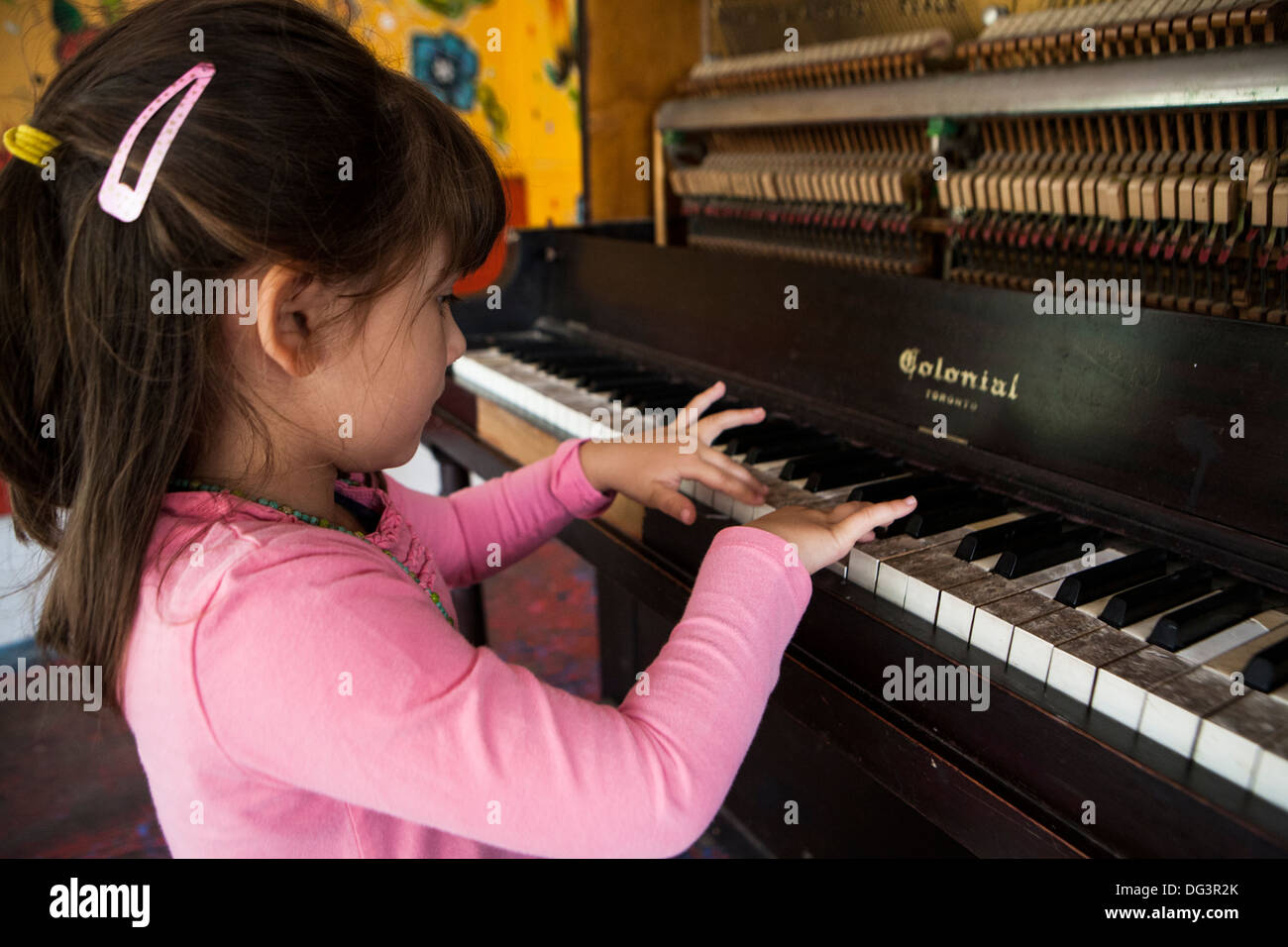 Ein 4 - Jahres altes Mädchen spielt Klavier Stockfoto