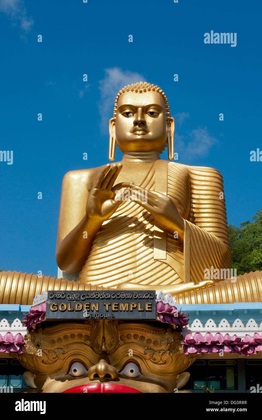 Golden Buddha außerhalb der Dambulla Höhle Royal Rock Buddhistentempel, Dambulla, Sri Lanka, Indischer Ozean, Asien Stockfoto