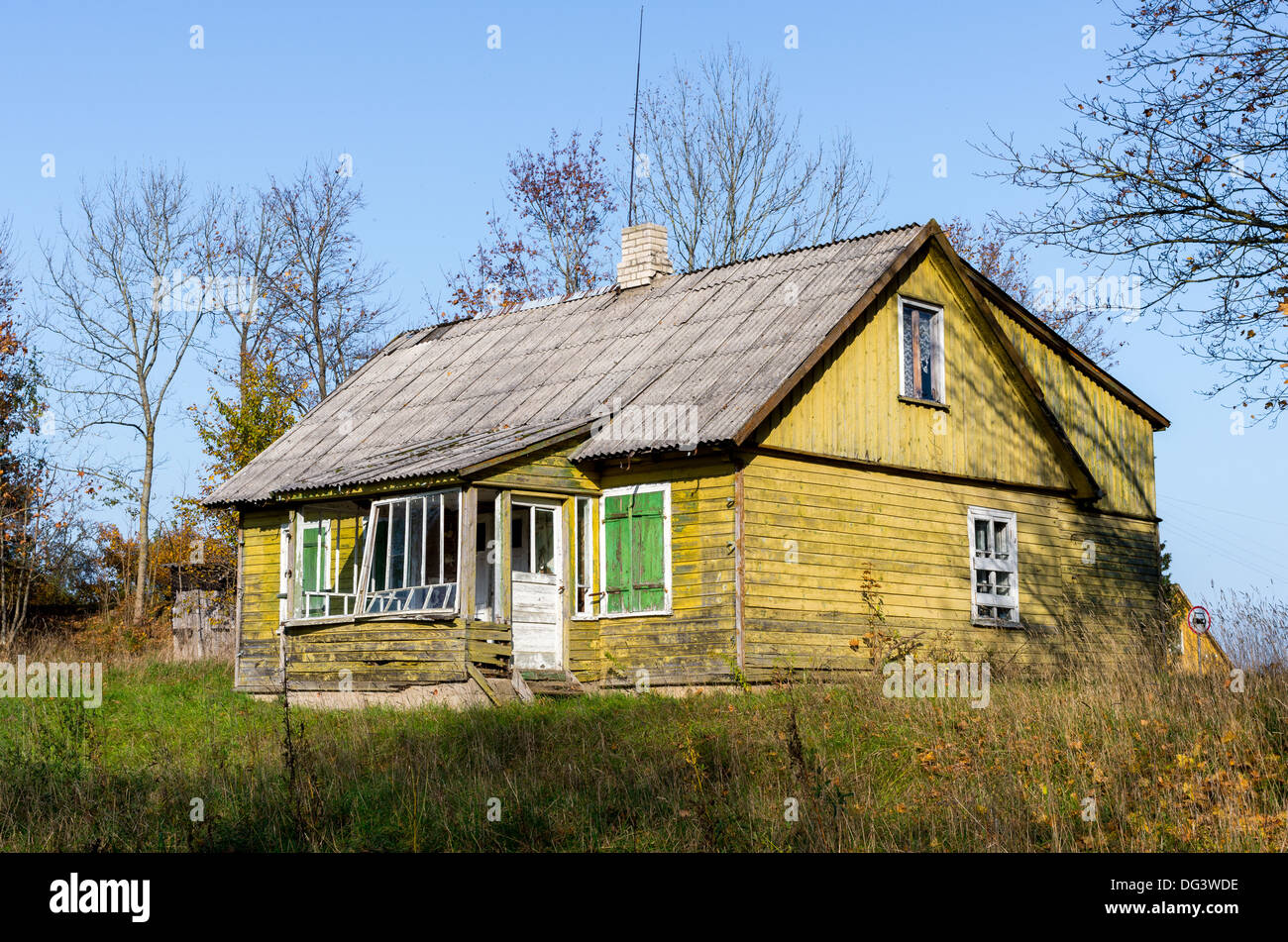 Ein altes historisches Haus im litauischen Dorf. Stockfoto
