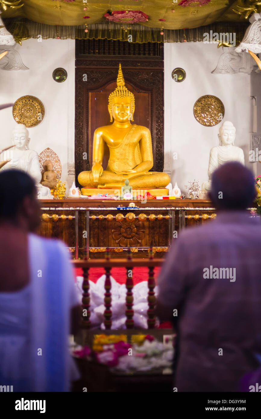 Pilger beten im Tempel (Tempel des Zahns) Zahntempel (Sri Dalada Maligawa) in Kandy, Sri Lanka, Asien Stockfoto