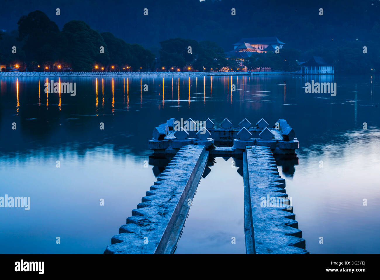 Kandy Lake und den Tempel der Zahntempel (Sri Dalada Maligawa) bei Nacht, Kandy, Central Province, Sri Lanka, Asien Stockfoto