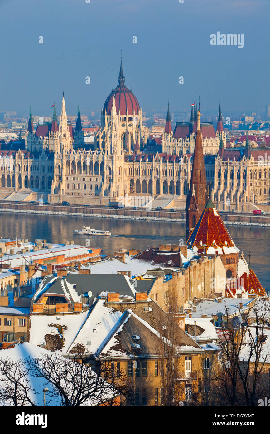 Ungarische Parlament beleuchtet durch warmes Licht auf eine Winter-Nachmittag, Budapest, Ungarn, Europa Stockfoto