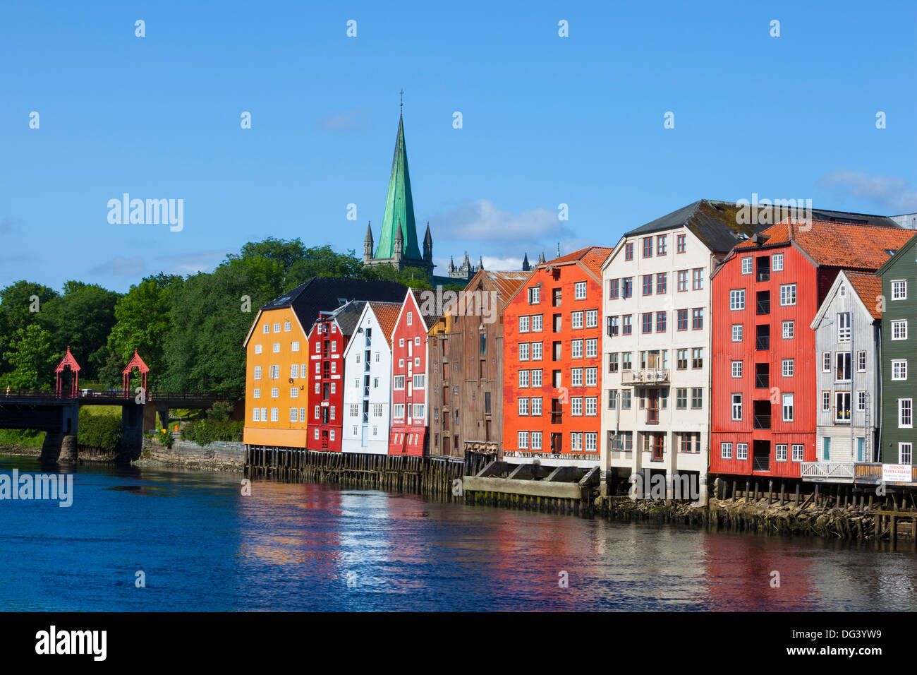 Nidaros Kathedrale, alte Fischerei Lagerhäuser und Gamle Bybro, Trondheim, Sor-Tröndelag, Norwegen, Skandinavien, Europa Stockfoto