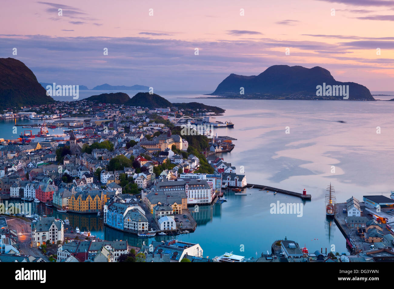 Erhöhten Aussicht auf Alesund beleuchtet in der Abenddämmerung, Sunnmore, mehr Og Romsdal, Norwegen, Skandinavien, Europa Stockfoto