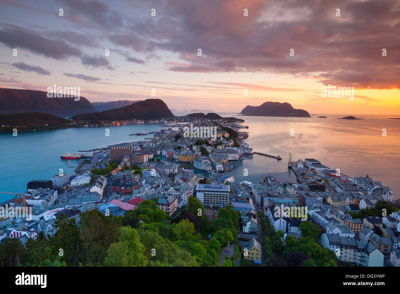 Erhöhten Aussicht auf Alesund beleuchtet bei Sonnenuntergang, Sunnmore, mehr Og Romsdal, Norwegen, Skandinavien, Europa Stockfoto