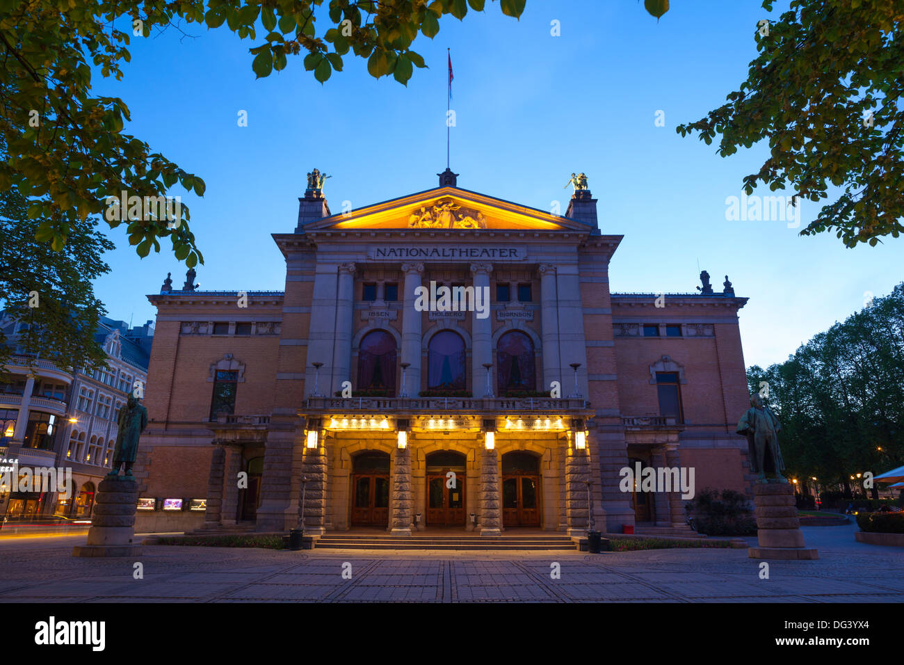 Nationaltheater in der Abenddämmerung, Oslo, Norwegen, Skandinavien, Europa beleuchtet Stockfoto