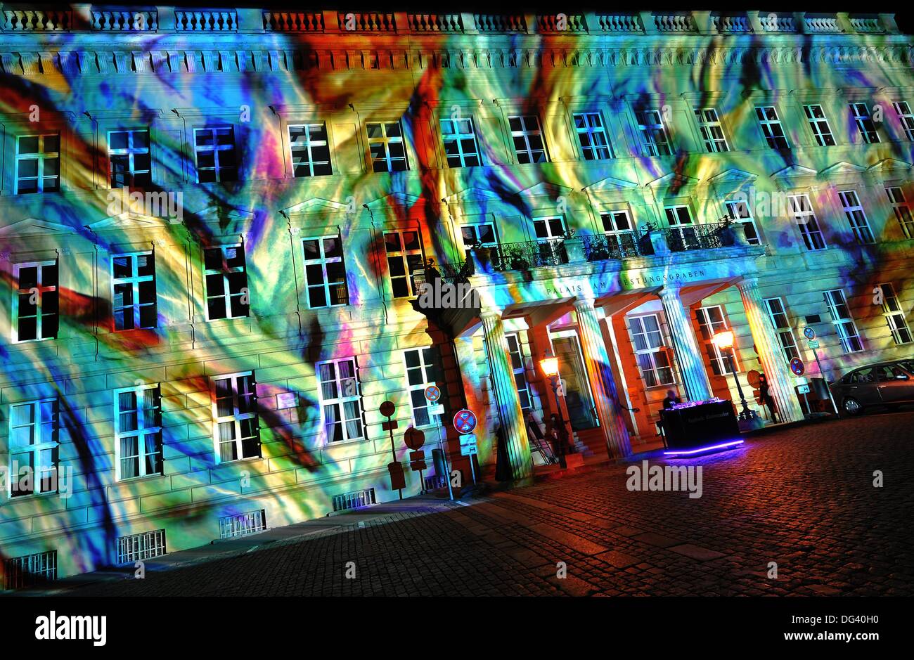 Berlin, Deutschland. 13. Oktober 2013. Das Palais am Festungsgraben während des "Festival of Lights" in Berlin, Deutschland, 13. Oktober 2013 beleuchtet wird. Bis zum 20. Oktober werden anlässlich des Festes Gebäude und Wahrzeichen aufleuchten. Foto: PAUL ZINKEN/Dpa/Alamy Live News Stockfoto