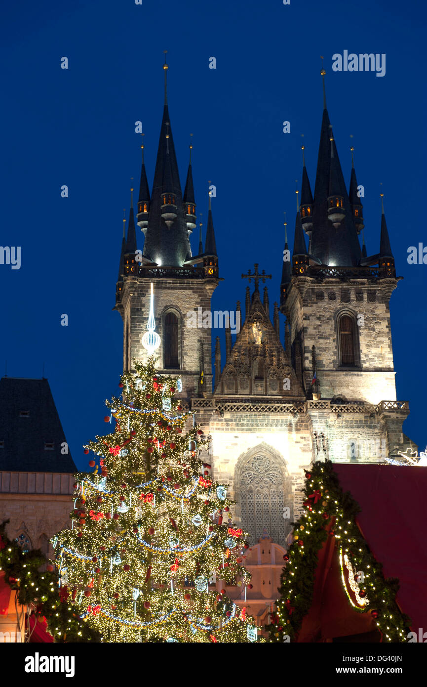 Weihnachtsbaum und gotischen Teynkirche, Altstädter Ring, UNESCO World Heritage Site, Prag, Tschechische Republik, Europa Stockfoto