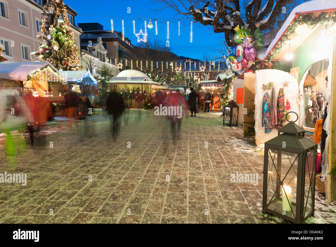 Menschen zu Weihnachten Markt, Steiemark Haupt Platz, Schladming, Österreich, Europa Stockfoto