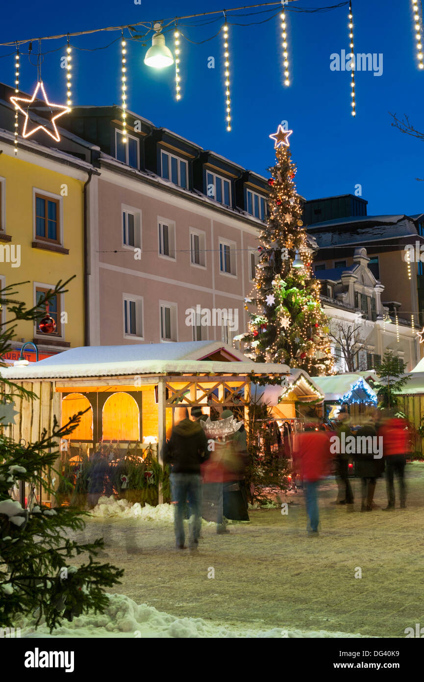 Menschen zu Weihnachten Markt, Steiemark Haupt Platz, Schladming, Österreich, Europa Stockfoto