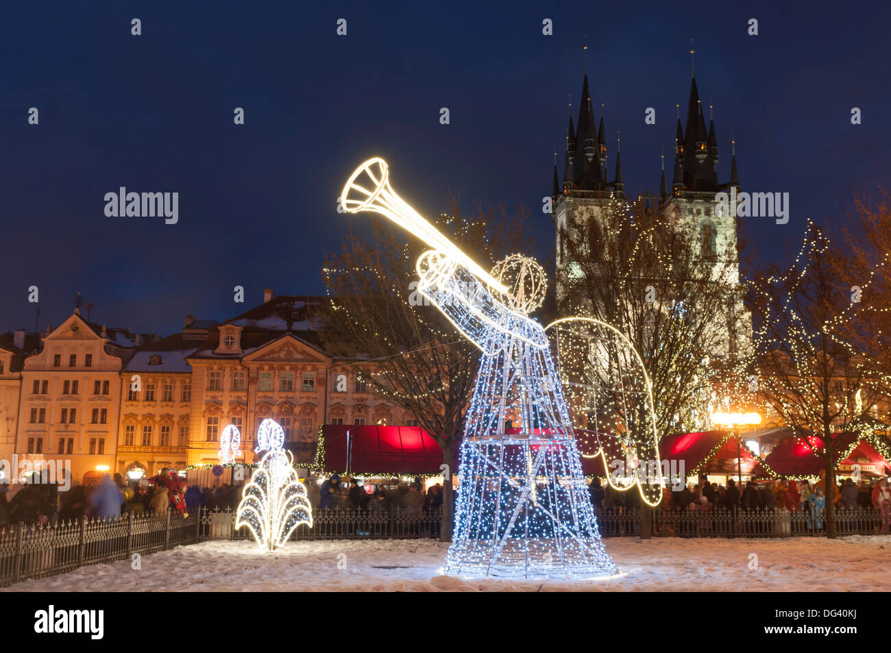 Weihnachtsschmuck am Weihnachtsmarkt und gotischen Teynkirche, Altstädter Ring, Prag, Tschechische Republik, Europa Stockfoto