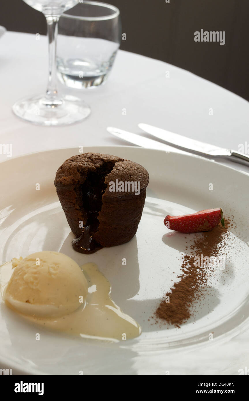 Die meynell Ingram Arme, Hoar Cross, Master Klasse Funktion Chef's. Dessert; Schokolade Fondant, Vanilleeis. PIC JONATHAN STOKES 15/04/09 Stockfoto