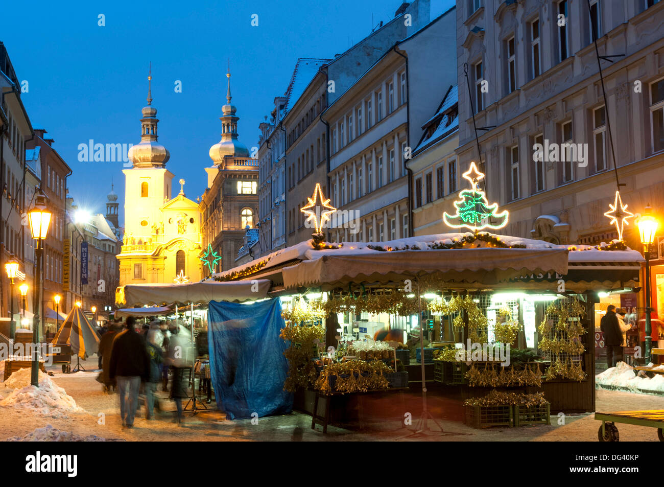 Schneebedeckte Havelský Trh während Weihnachten Havelska Street, Prag, Tschechische Republik, Europa Stockfoto