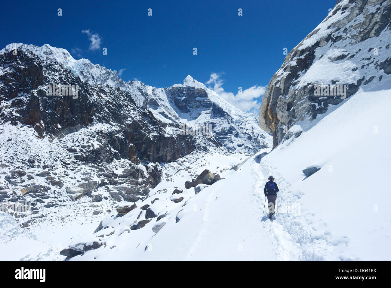 Wanderer zu Fuß über Cho La Pass mit Lobuche West und Ost auf linken Seite, Solukhumbu Bezirk, Nepal, Himalaya, Asien Stockfoto