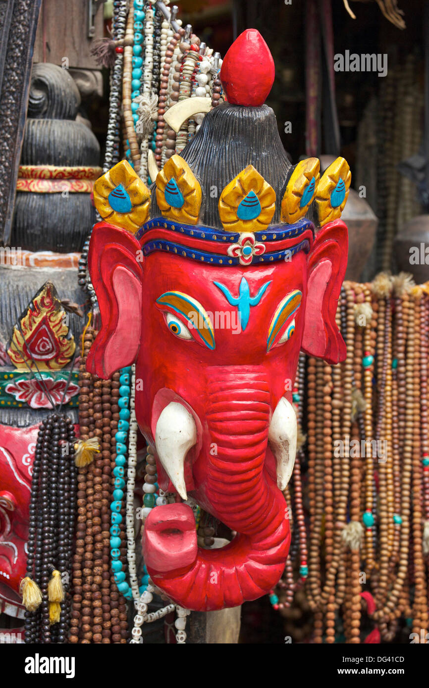 Maske des Ganesha, ein Hindu-Gott, zum Verkauf an Swayambhunath Stupa (Affentempel), Kathmandu, Nepal, Asien Stockfoto