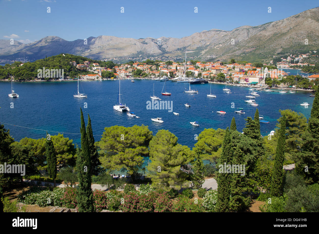 Blick auf die Altstadt Stadt und Adria-Küste, Cavtat, Dubrovnik Riviera, Dalmatien, Dalmatien, Kroatien, Europa Stockfoto