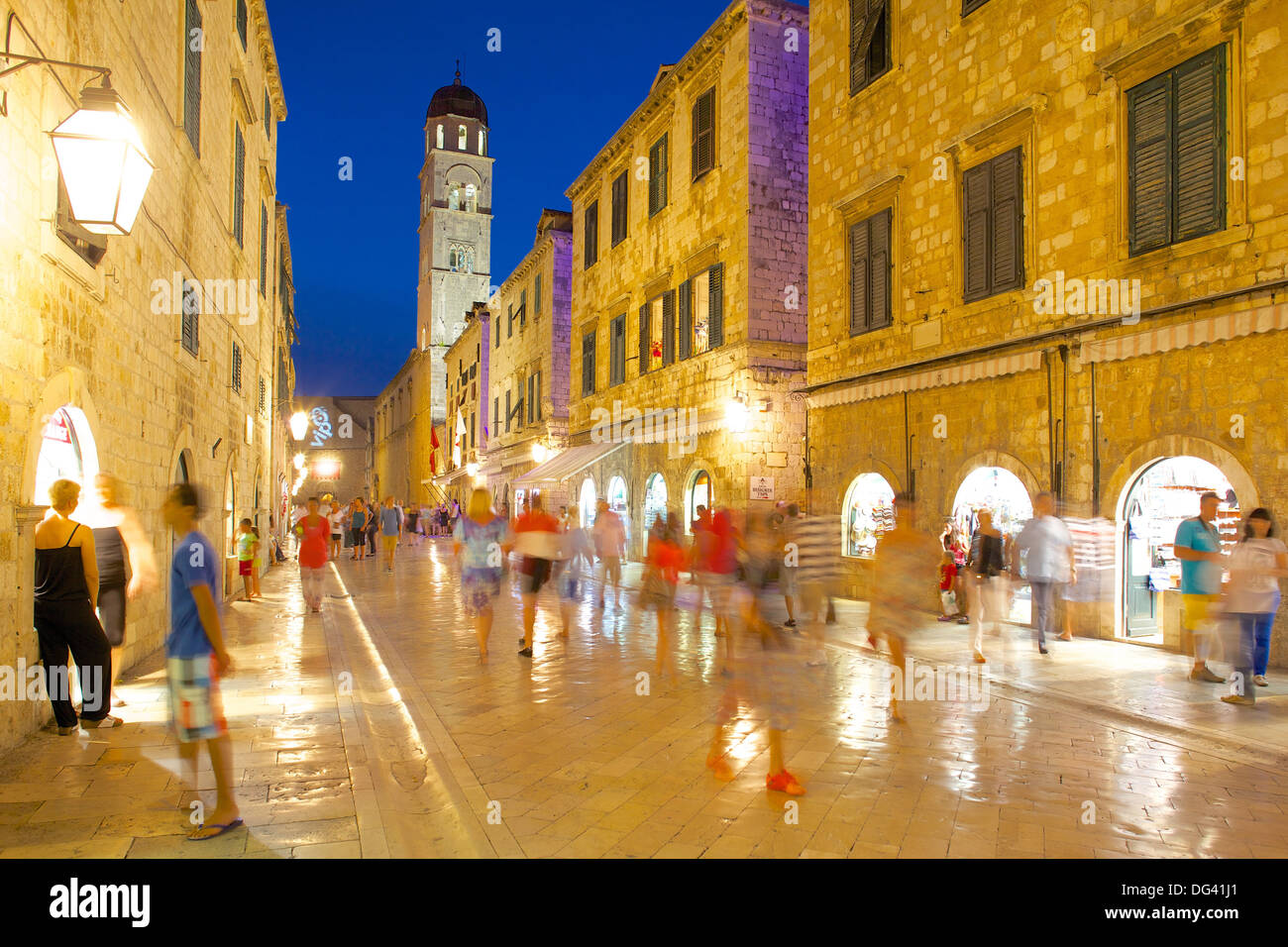 Stradun in der Abenddämmerung, UNESCO-Weltkulturerbe, Dubrovnik, Dalmatien, Dalmatien, Kroatien, Europa Stockfoto
