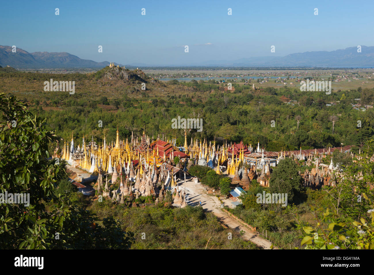 Shwe Inn Thein Pagode, mit 1054 aus dem 17. und 18. Jahrhundert Zedi, Inle-See, Shan State in Myanmar (Burma), Asien Stockfoto