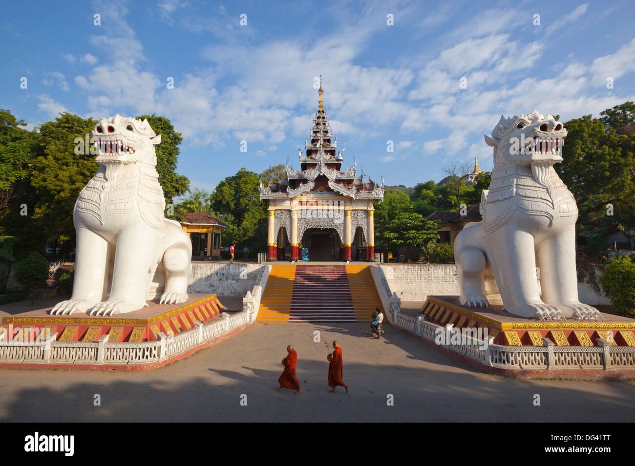 Südeingang nach Mandalay Hill mit zwei riesigen Chinthe (Guardian Lion-Hunde), Mandalay, Myanmar (Burma), Asien Stockfoto