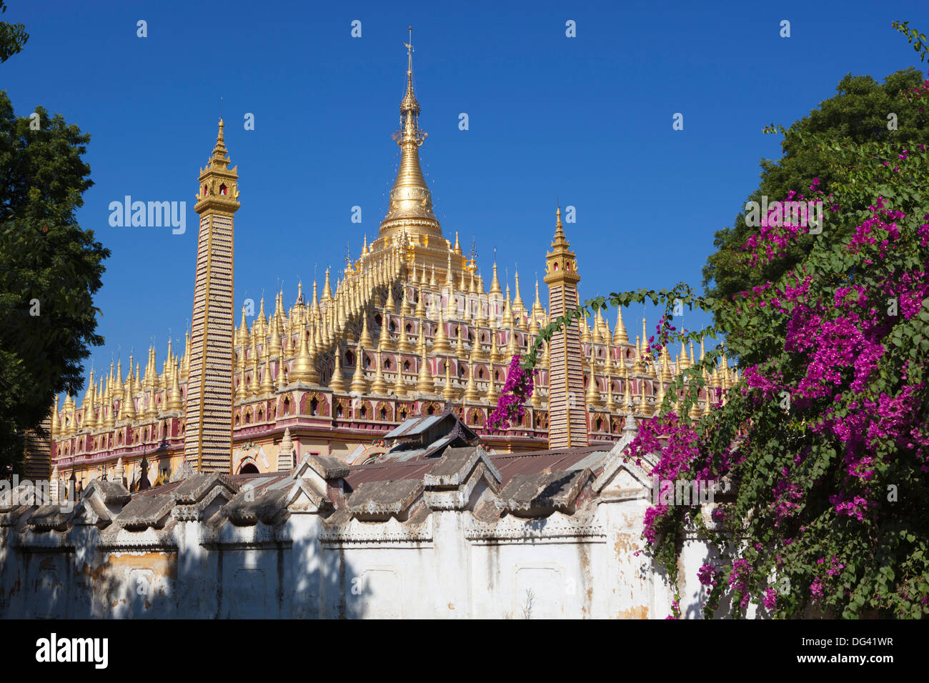 Thanboddhay Paya (Pagode) mit Reihen von vergoldeten Mini-Stupas auf Dach, in der Nähe von Monywa, Monywa Region, Myanmar (Burma), Asien Stockfoto