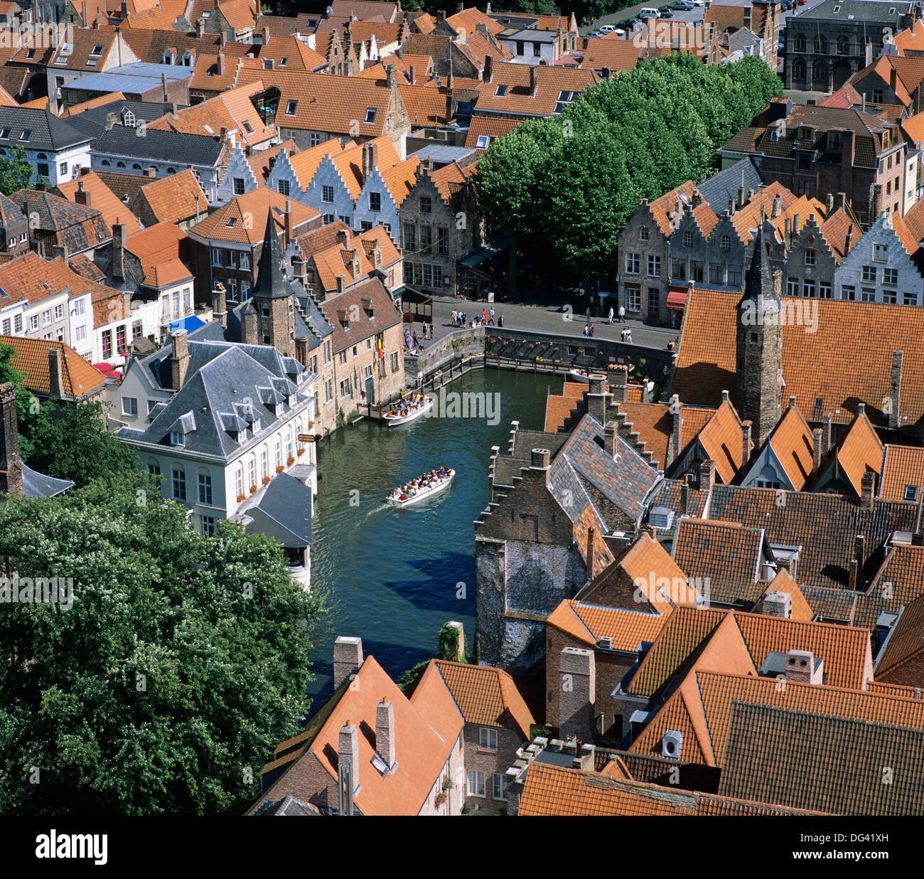 Luftaufnahme über Rozenhoedkaai und Dächer aus dem Glockenturm, Brügge, UNESCO-Weltkulturerbe, Flandern, Belgien Stockfoto