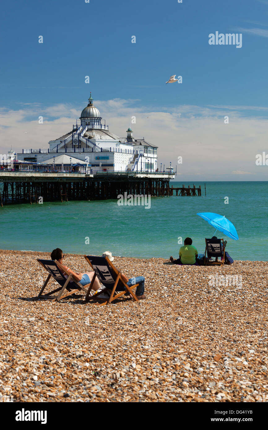 Strand und Pier, Eastbourne, East Sussex, England, Vereinigtes Königreich, Europa Stockfoto