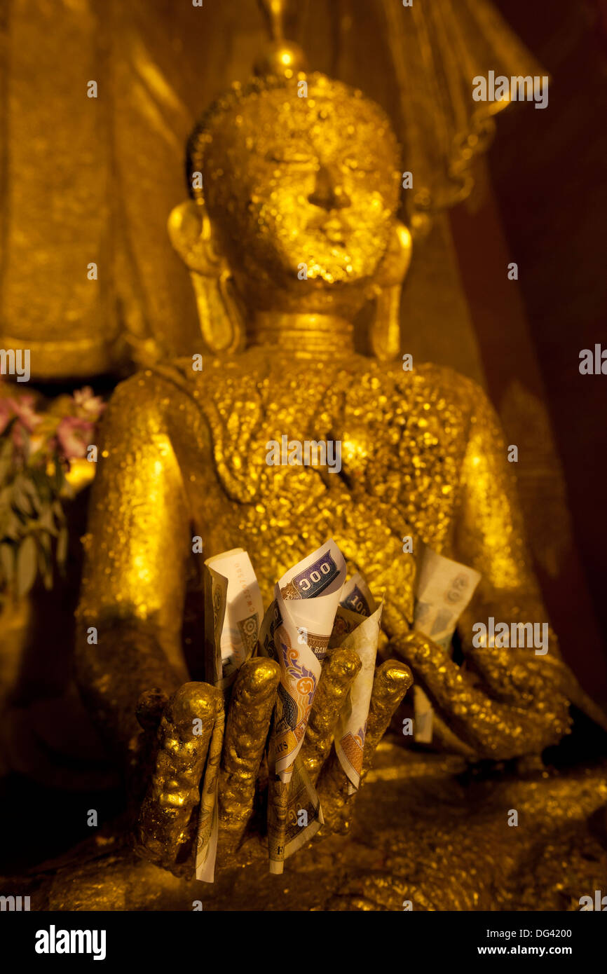 Goldene Buddha mit Geld bietet in der hand, Bagan, zentralen Myanmar, Myanmar Stockfoto