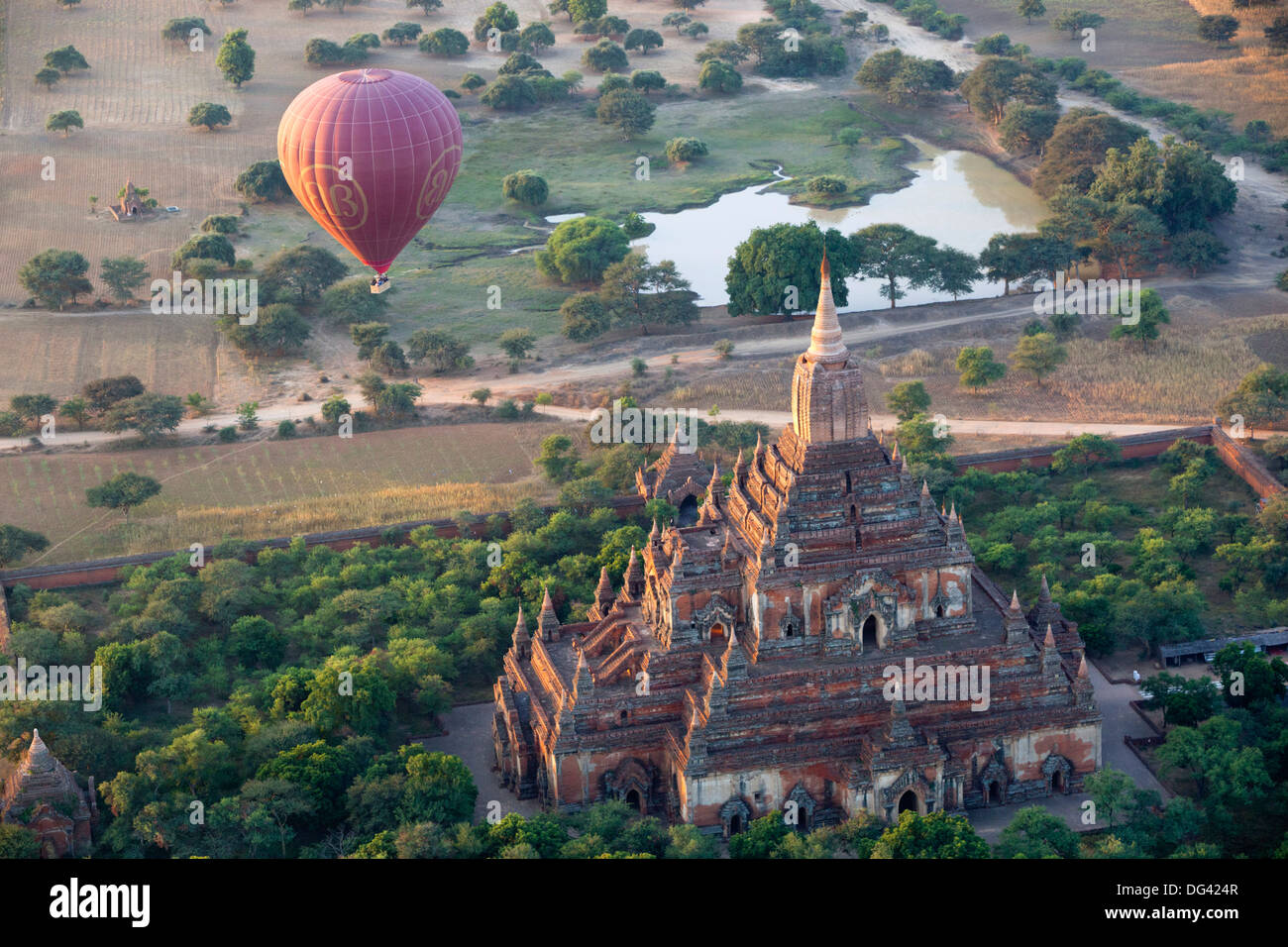 Morgendämmerung über antiken Tempeln aus Heißluftballon, Bagan (Pagan), zentral-Myanmar, Myanmar (Burma), Asien Stockfoto