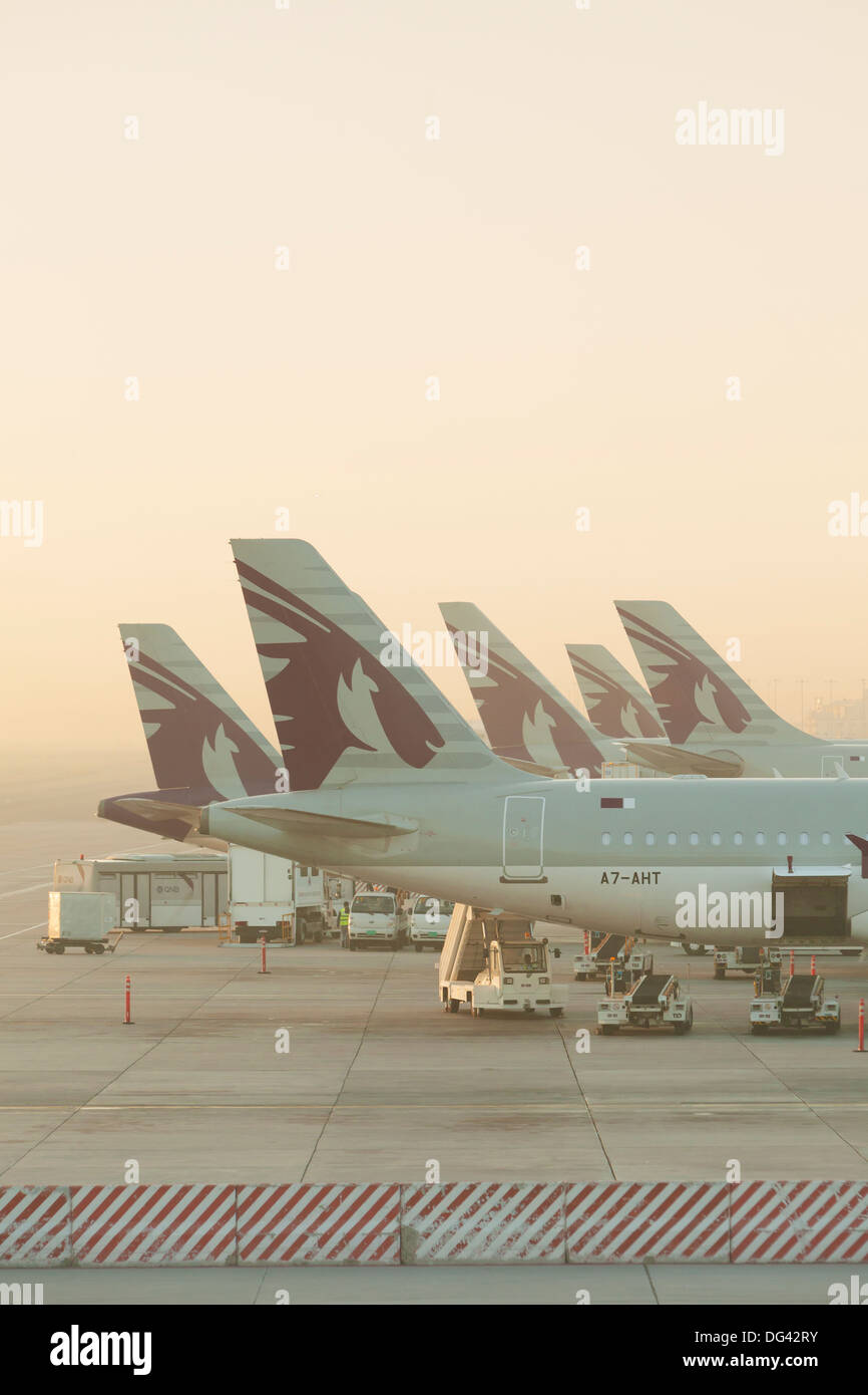 Qatar Airways Flugzeuge am Flughafen Doha kurz nach Sonnenaufgang, Katar Stockfoto