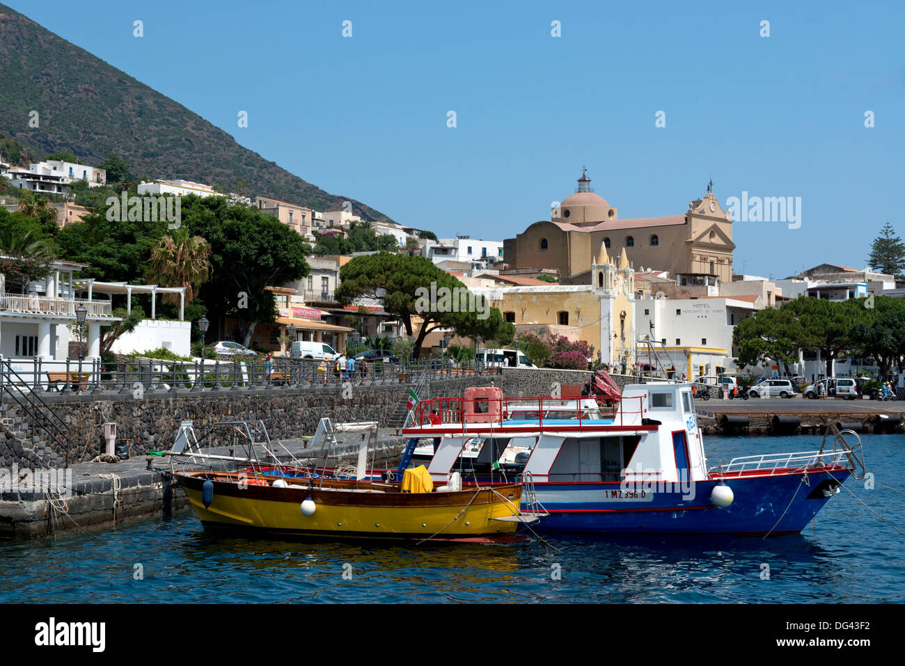 Bunte Holzboote in Santa Marina, Insel Salina, die Äolischen Inseln, der UNESCO, Provinz Messina, Italien Stockfoto