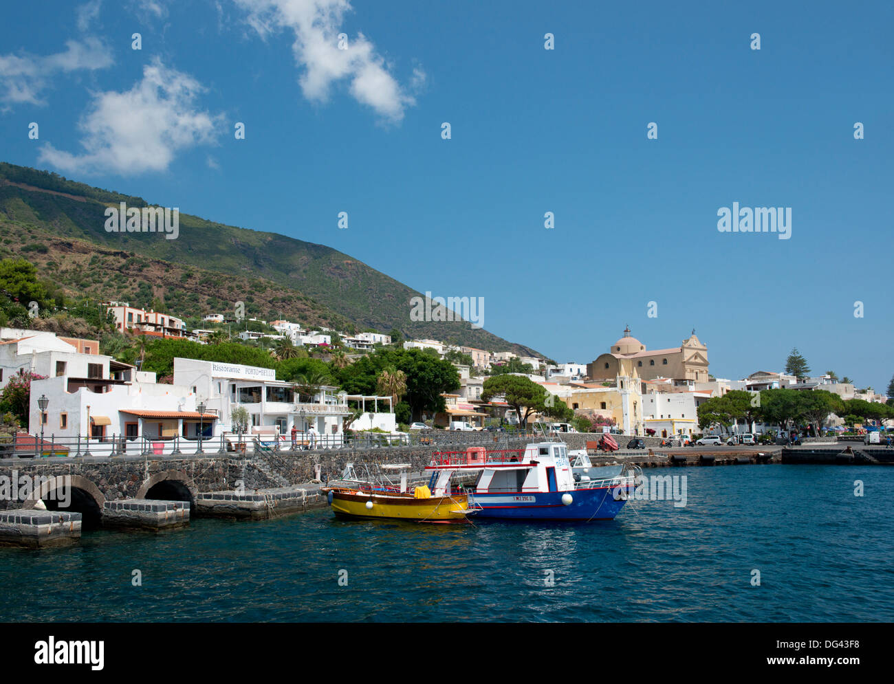 Bunte Holzboote in Santa Marina, Insel Salina, die Äolischen Inseln, der UNESCO, Provinz Messina, Italien Stockfoto