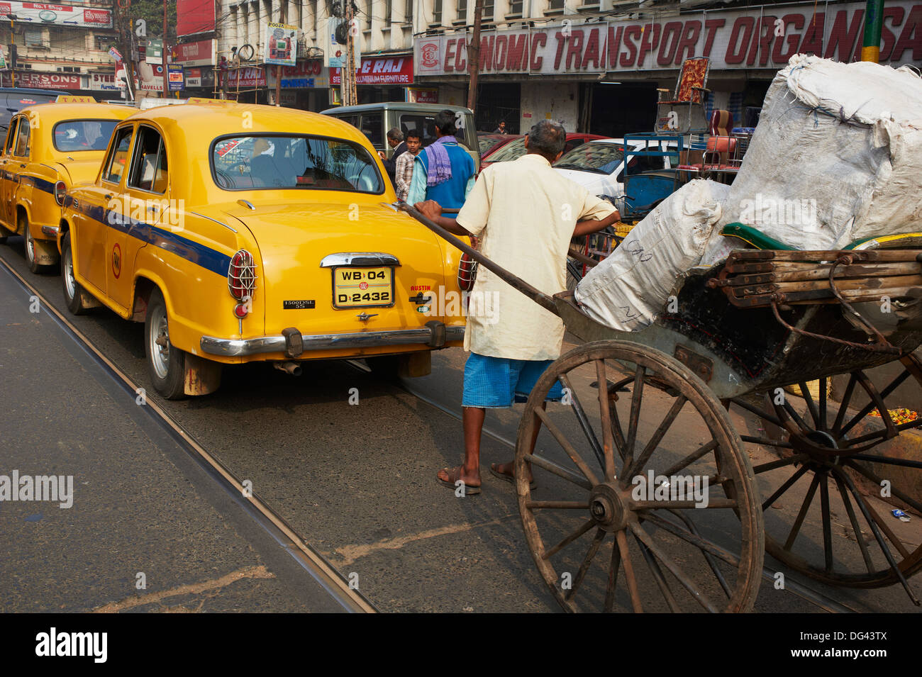 Rikscha auf der Straße, Kolkata, Westbengalen, Indien, Asien Stockfoto