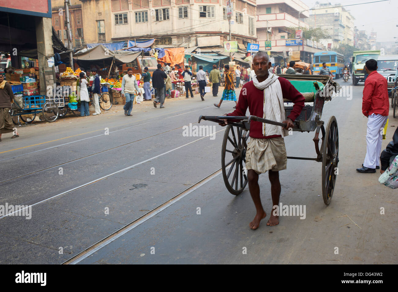 Rikscha auf der Straße, Kolkata, Westbengalen, Indien, Asien Stockfoto