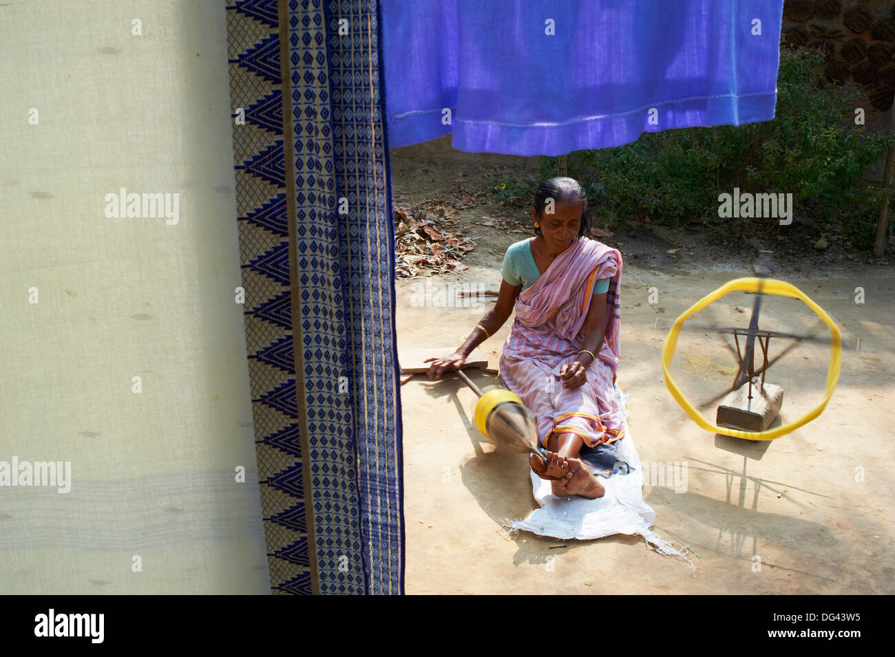 Frau arbeitet auf Seidenweberei für Sari-Produktion in einem Dorf in Jangipur, West Bengalen, Indien, Asien Stockfoto