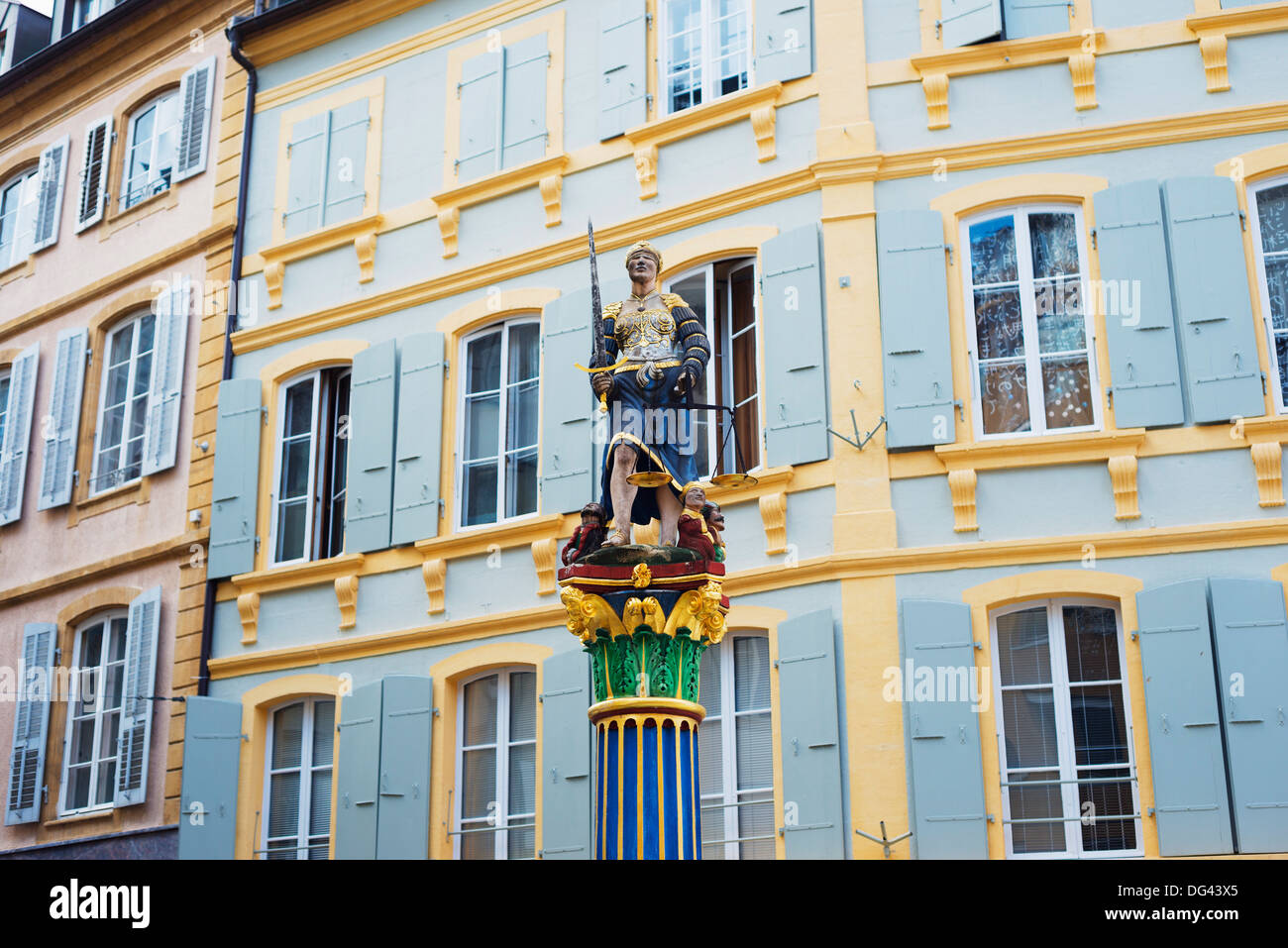 Justiz-Statue im mittelalterlichen alten Stadt Platz, Neuchatel, Schweiz, Europa Stockfoto